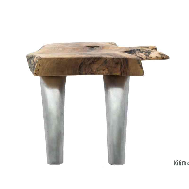 Mesa de centro "live edge" de nogal con patas de aluminio fundide - K0056394